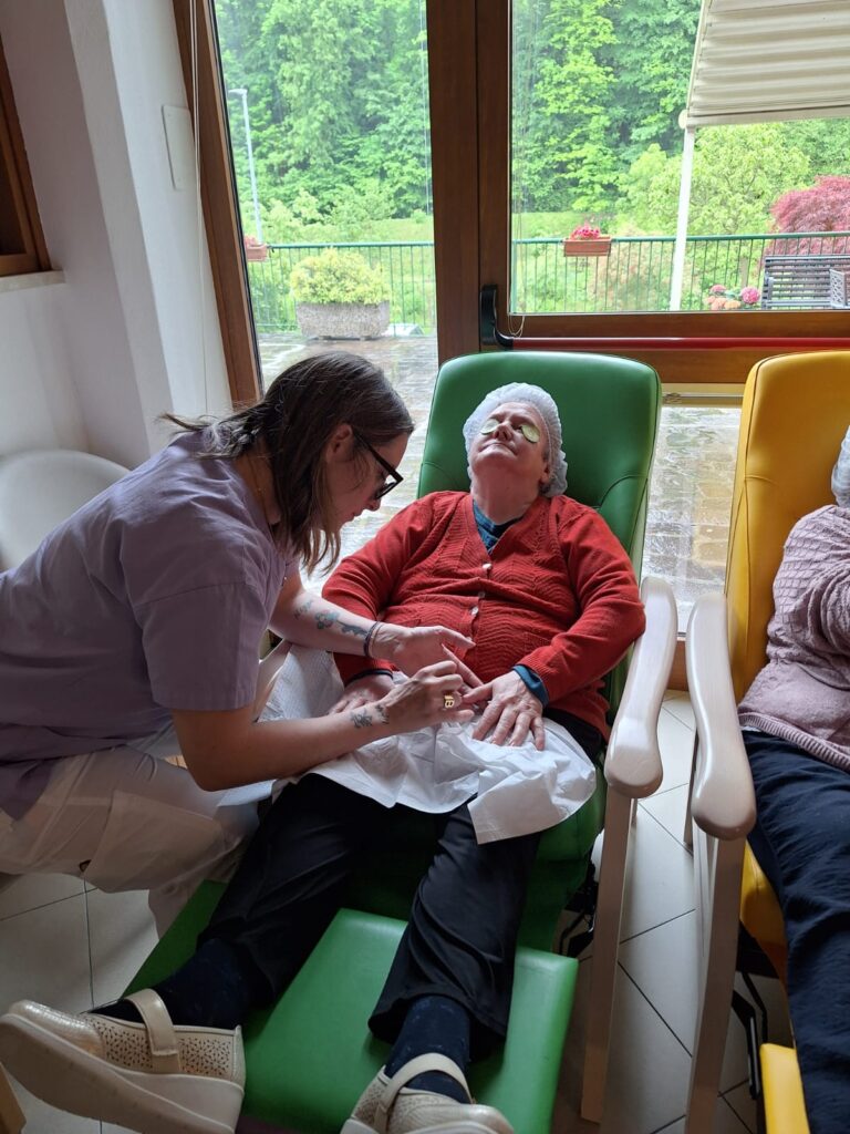 Evento Beauty Farm, dove le educatrici-oss-tirocinanti massaggiano mani e visi delle ospiti